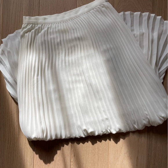 Aritzia Dresses & Skirts - Aritzia - Babaton midi skirt